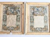 deux tableaux encadrés représentant des oiseaux et des fleurs sur un mur blanc