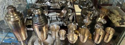 une collection d'argenterie exposée dans une vitrine
