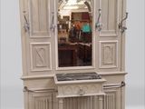 une armoire blanche surmontée d'un miroir