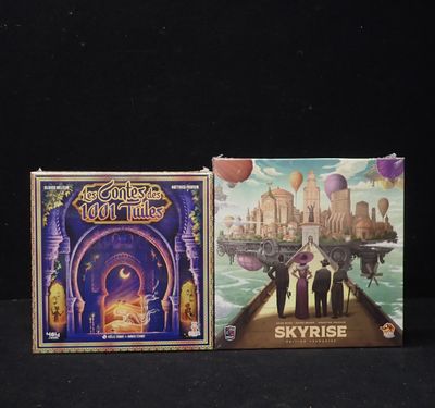 deux jeux de société posés sur une table