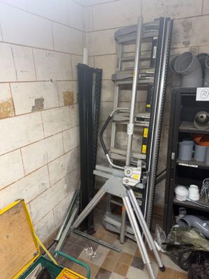 une image représentant une pièce dans laquelle se trouvent une échelle et une chaise