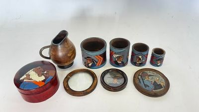 un grand nombre d'objets posés sur une table