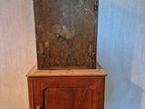 une petite armoire en bois surmontée d'un miroir