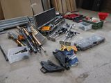 un grand nombre d'outils posés à même le sol