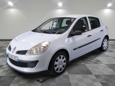 la petite voiture blanche est garée sur un carrelage à carreaux