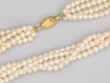 Collier de perles à trois brins avec fermoir en or