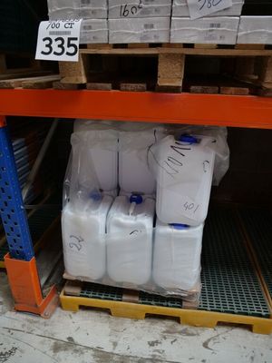 une grande quantité de conteneurs blancs sur une palette