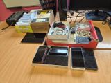 un bureau sur lequel se trouvent un ordinateur, un téléphone portable et d'autres appareils électroniques