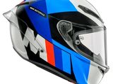 Le casque est bleu et blanc, avec une bande rouge et bleue.