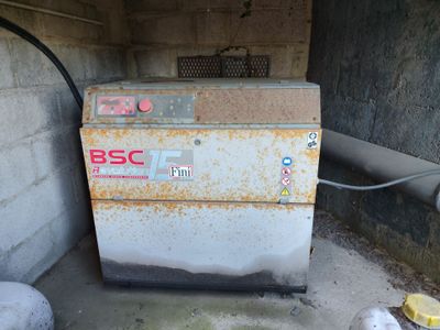 une vieille machine qui traîne dans un coin d'un bâtiment