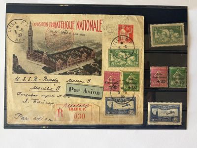 une photo d'une vieille carte postale sur laquelle figurent des timbres