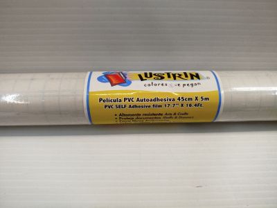 Le rouleau de plastique est posé sur la table, à côté d'un rouleau de ruban adhésif.