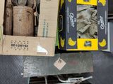 plusieurs boîtes empilées les unes sur les autres