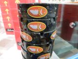 une pile de cinq tasses superposées