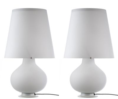 une paire de lampes de table blanches avec des abat-jours blancs sur un fond blanc