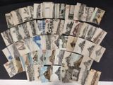 un lot de vieilles cartes postales sur une table