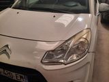 une voiture blanche garée dans un garage