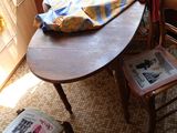 une table et des chaises dans une pièce avec fenêtre