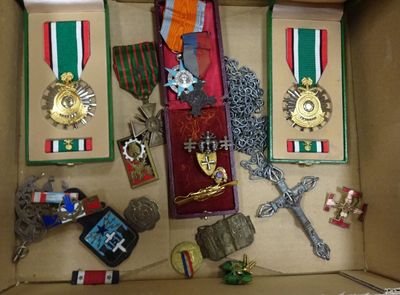 Lot de médailles militaires et insignes, pince à cravate, Li…