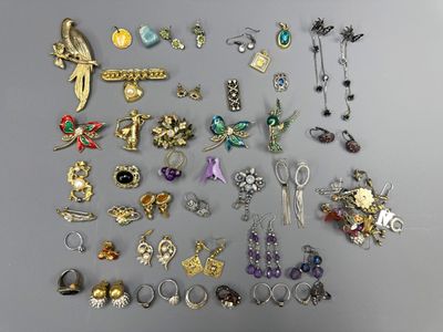 de nombreux types de bijoux sont exposés sur la table
