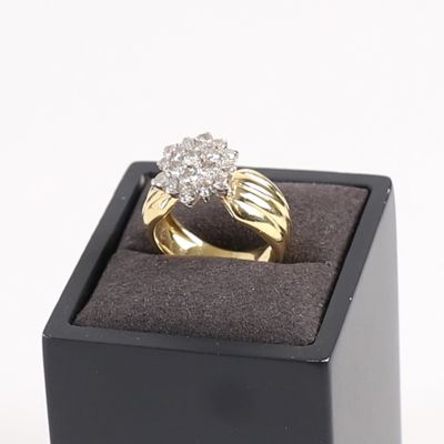 une image représentant une bague en diamant dans un écrin noir sur fond blanc