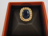 gros plan d'une bague dans une boîte sur une table