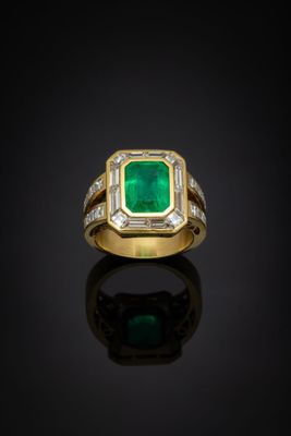 une bague en émeraude et diamant