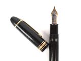 un gros plan d'un stylo plume doté d'une plume noire et de finitions dorées