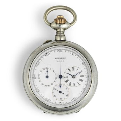 un gros plan d'une montre de poche en argent sur fond blanc