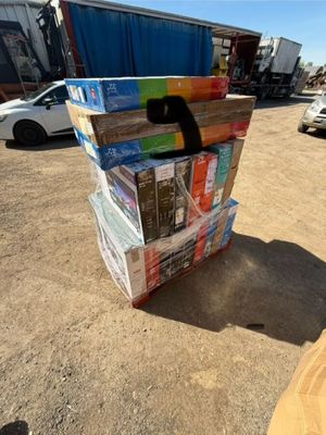 une pile de cartons posée par terre dans un parking