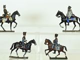 plusieurs figurines représentant des hommes à cheval, exposées dans une vitrine