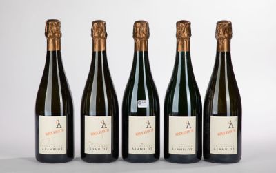 quatre bouteilles de vin sont alignées