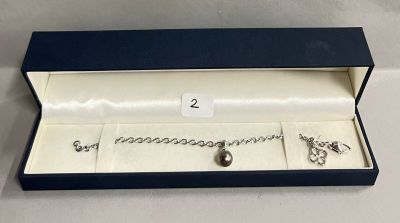 une boîte contenant un collier et un bracelet
