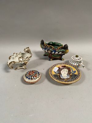 Lot de barbotines et faïence dont boîte, petite jardinière, …