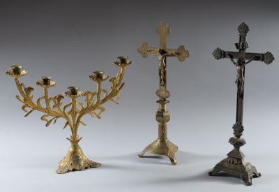 trois bougeoirs en métal ornés d'une croix sur le dessus et d'une croix sur le dessous