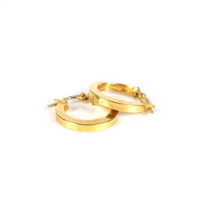 deux boucles d'oreilles en anneau dorées sur fond blanc