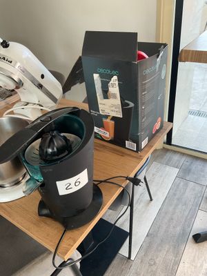 une table sur laquelle se trouvent un mixeur et une boîte de nourriture