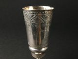 une coupe ancienne en argent sur fond noir