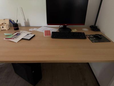 un bureau sur lequel se trouvent un clavier, une souris et un écran
