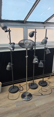trois lampes posées par terre devant un radiateur