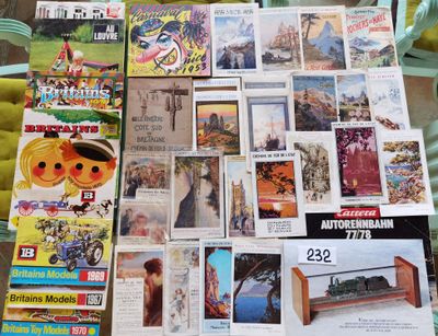de nombreux types de cartes postales sur la table