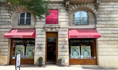 un bâtiment avec un auvent rouge et une enseigne sur la façade