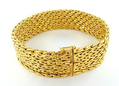 un bracelet en or sur fond blanc