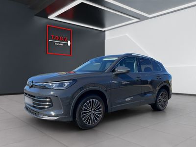 a grey 2020 hyundai santa parked in a showroom
