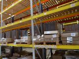 de nombreux cartons sur les étagères de l'entrepôt