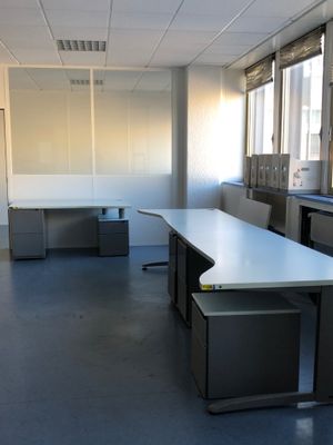 une longue table au milieu d'une pièce vide