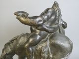 une statue représentant un homme à cheval, avec un oiseau sur le dos