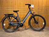 un vélo bleu garé devant un mur en bois