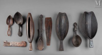 many different types of spoons and spoon spoons on the wall