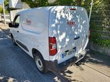 une camionnette blanche garée sur le bord de la route